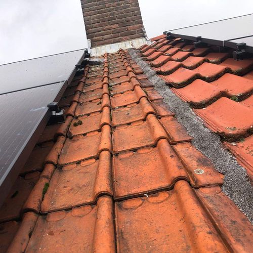 Hellend dak Buitenpost met oude dakpannen